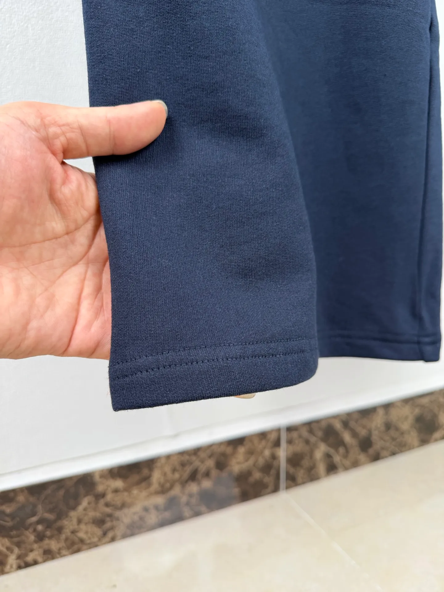 ACNE Studios casual wide-leg trousers with embroidered logo. Customized foggy brushed fleece. Draped and stylish. Soft and skin-friendly. The color is dark navy. It captures the tranquility and depth of the deep sea twilight. Retro calmness. It has a naturally cool and luxurious feeling. The Classic embroidered logo on the thigh is like a light star. It condenses brand recognition and high-end texture. The drawstring waistband and side pocket design condenses the casual posture. There is a trendy edge hidden under the minimalist texture. It can be worn together with Series suits to form a luxurious and elegant system. It interprets the unique Nordic elegance artistic conception. Process 1: Use imported machine embroidery technology. Use advanced computer control system and precision mechanical components to realize the Acne Studios logo work. High precision. The lines are smooth and delicate. Process 2: The fabrics have been fermented and washed. The hand feel and texture are better. It is not easy to deform, not easy to shrink, not easy to fade, and maintains long-term beauty. Accessories: Customized 1:1 Acne zipper Customized 1:1 Acne hanging clock Customized 1:1 Acne trademark Version: Loose version Size: S M L XL
